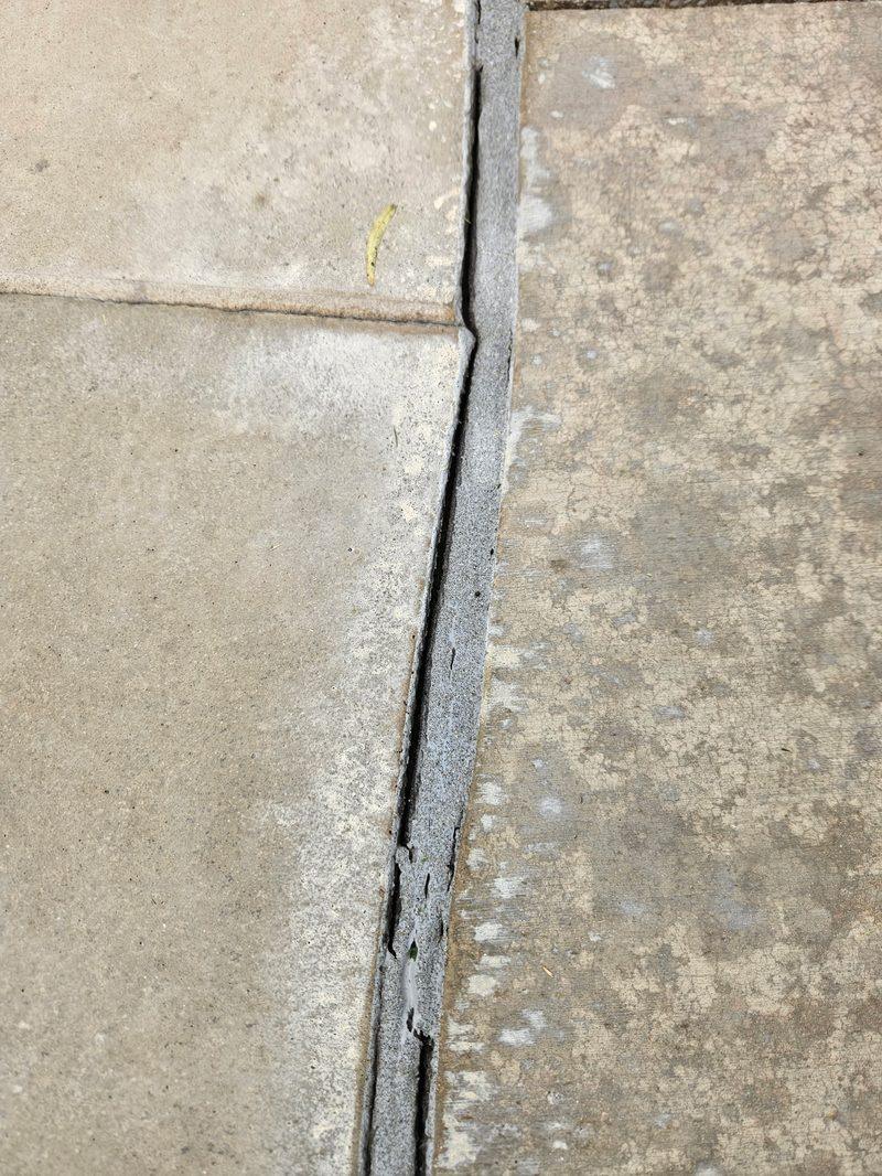 Correctly sized rod holding depth along a weathered slab