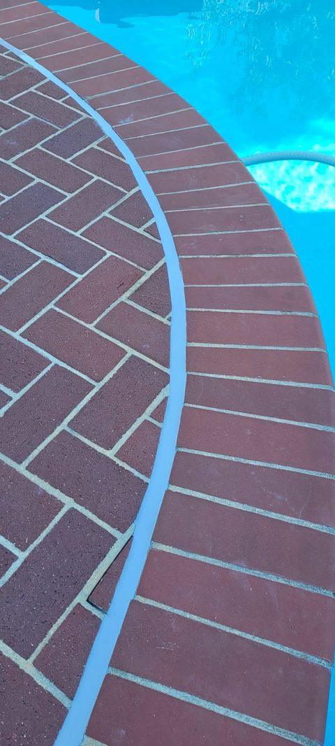 Finished joint following the curve of the brick coping